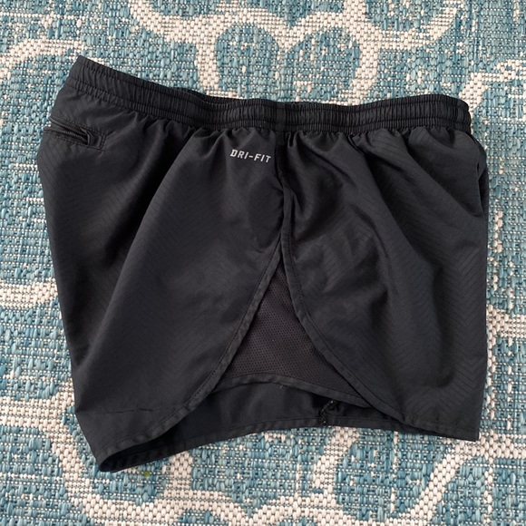 Nike size small woman’s athletic shorts - Picture 7 of 9